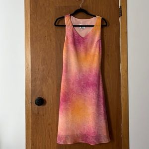 Sleeveless midi dress with discrete floral pattern and pink and orange ombré